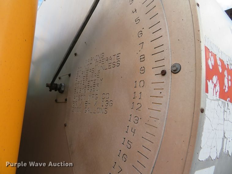 image for item DH0521 1998 International 4900  oil distributor truck