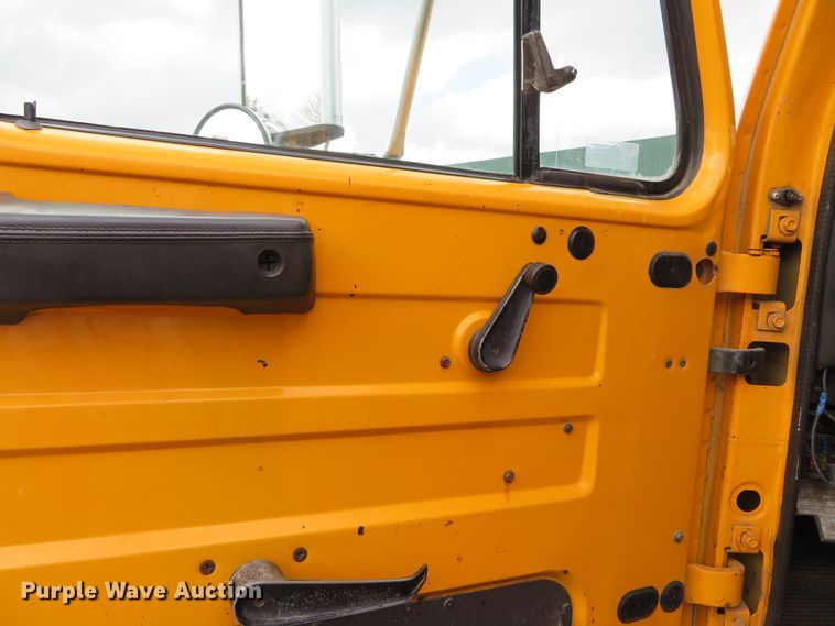 image for item DH0521 1998 International 4900  oil distributor truck