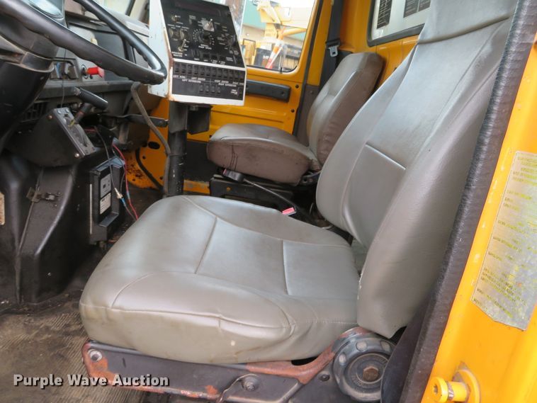 image for item DH0521 1998 International 4900  oil distributor truck