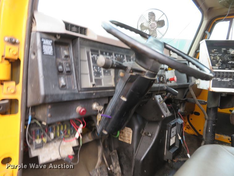 image for item DH0521 1998 International 4900  oil distributor truck