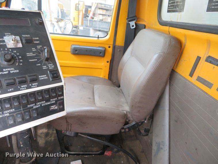 image for item DH0521 1998 International 4900  oil distributor truck