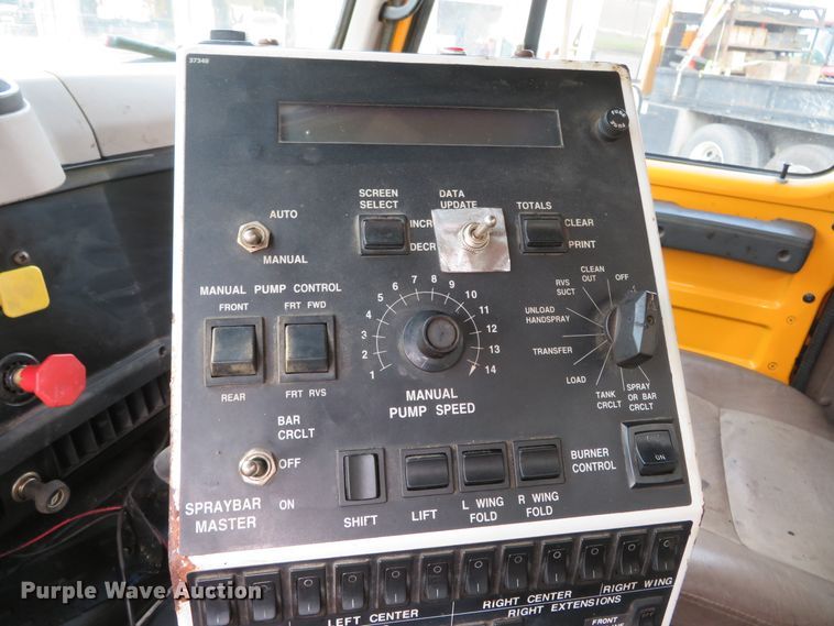 image for item DH0521 1998 International 4900  oil distributor truck