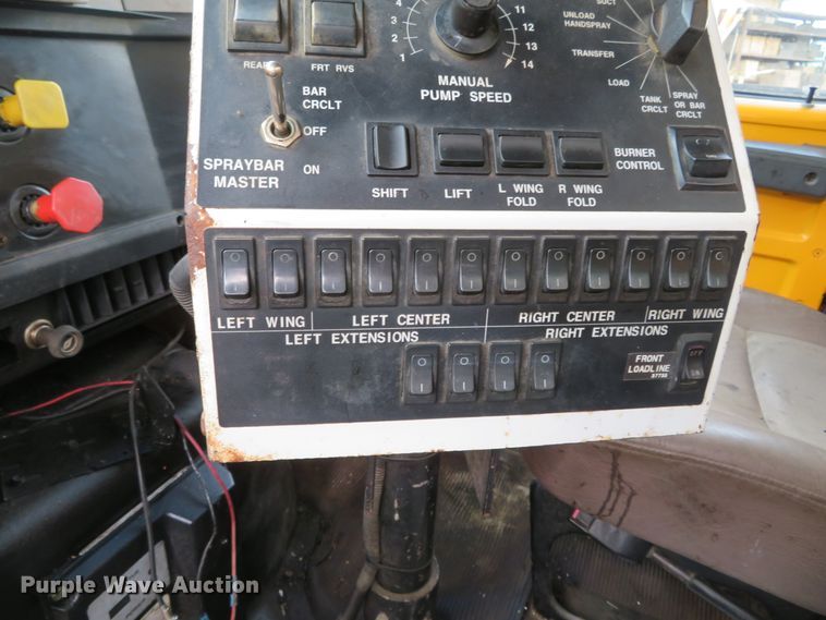 image for item DH0521 1998 International 4900  oil distributor truck