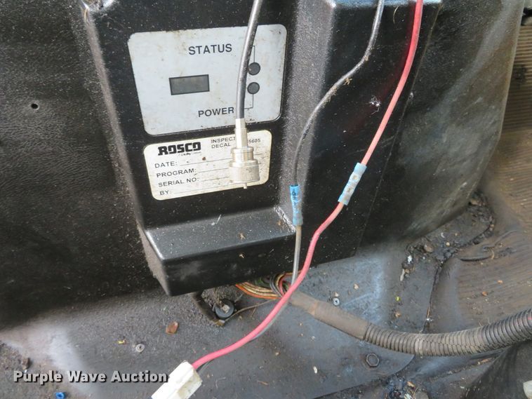 image for item DH0521 1998 International 4900  oil distributor truck