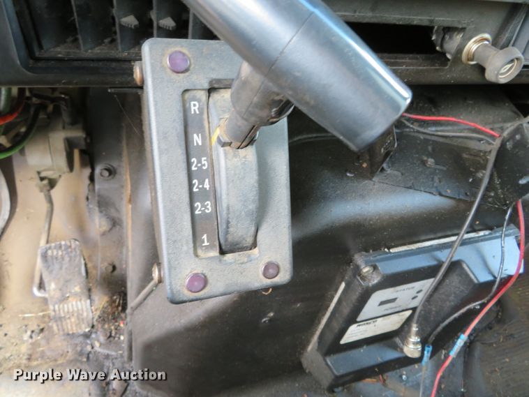 image for item DH0521 1998 International 4900  oil distributor truck