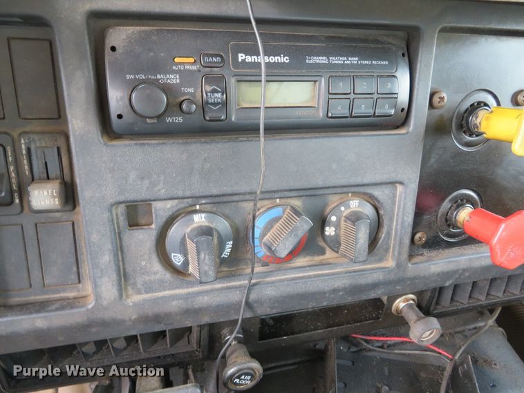 image for item DH0521 1998 International 4900  oil distributor truck