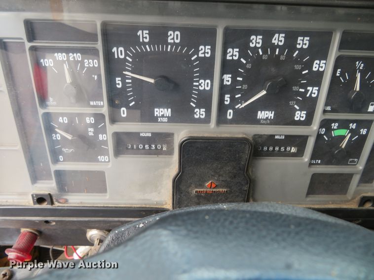 image for item DH0521 1998 International 4900  oil distributor truck