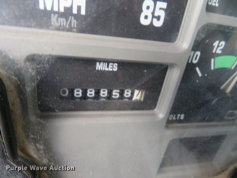 image for item DH0521 1998 International 4900  oil distributor truck