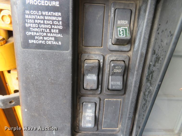 image for item DH0521 1998 International 4900  oil distributor truck