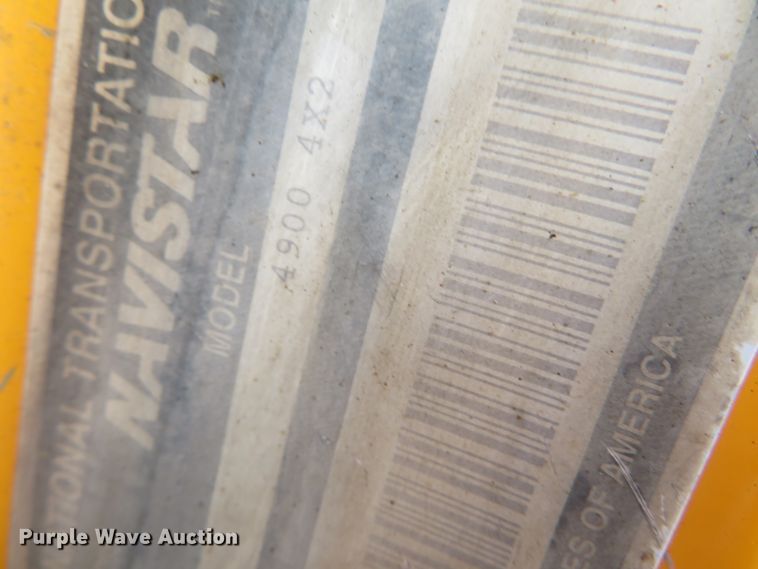 image for item DH0521 1998 International 4900  oil distributor truck