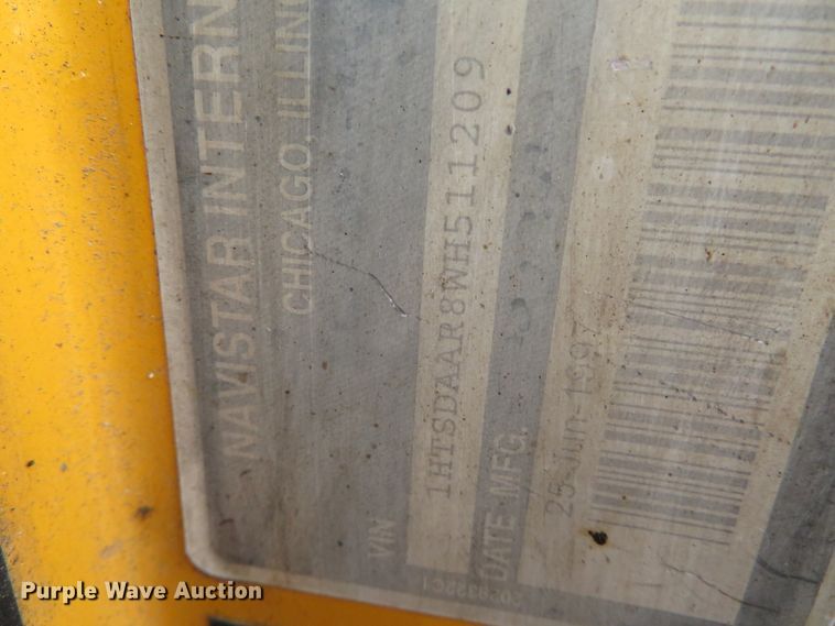 image for item DH0521 1998 International 4900  oil distributor truck