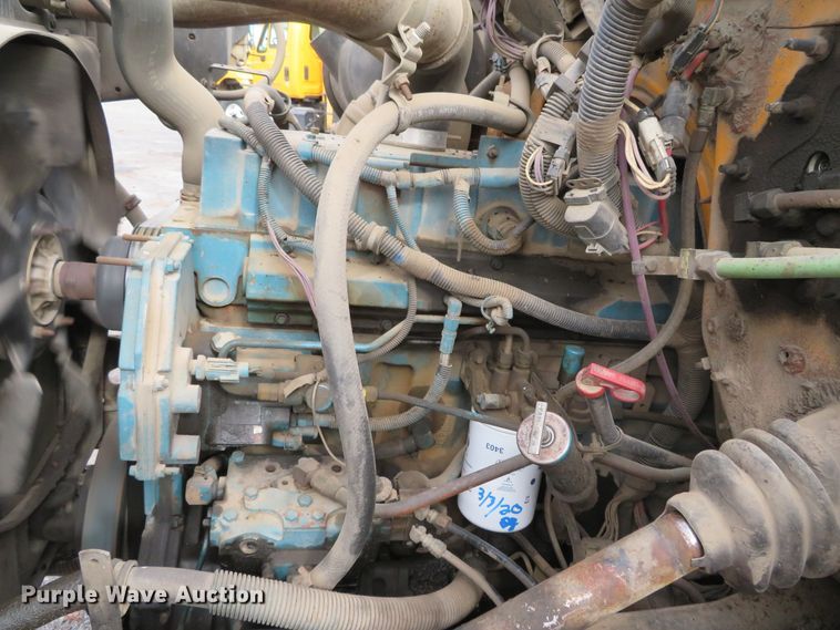 image for item DH0521 1998 International 4900  oil distributor truck