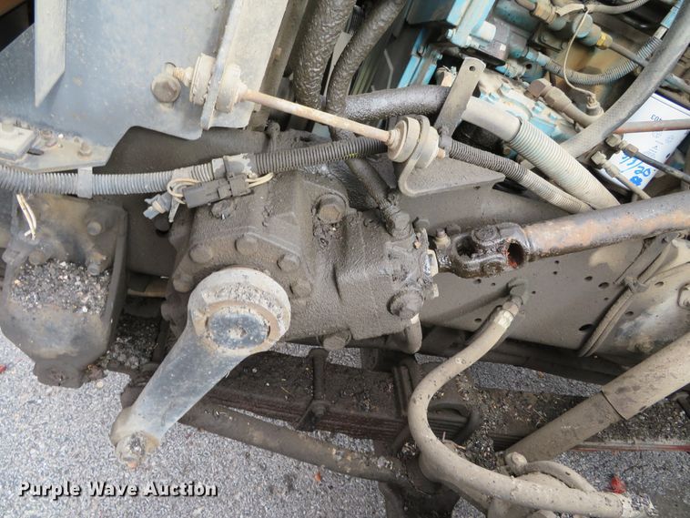 image for item DH0521 1998 International 4900  oil distributor truck