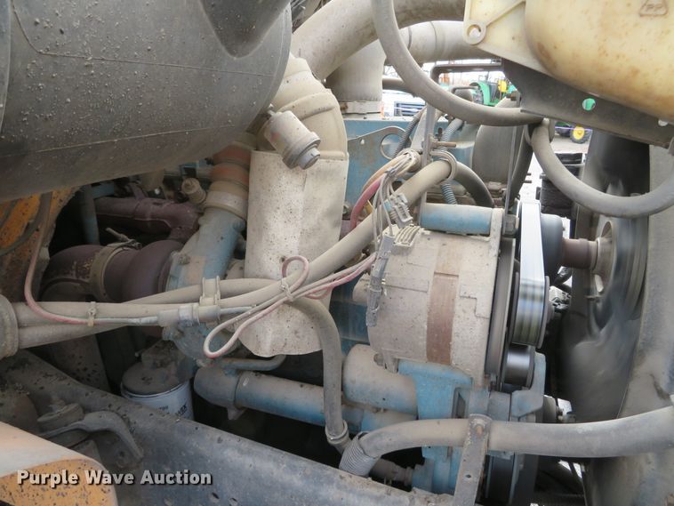 image for item DH0521 1998 International 4900  oil distributor truck