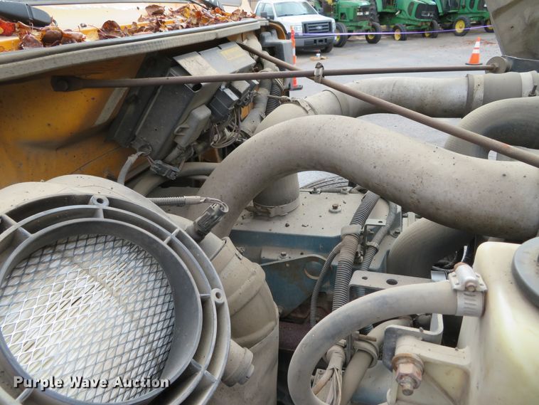 image for item DH0521 1998 International 4900  oil distributor truck