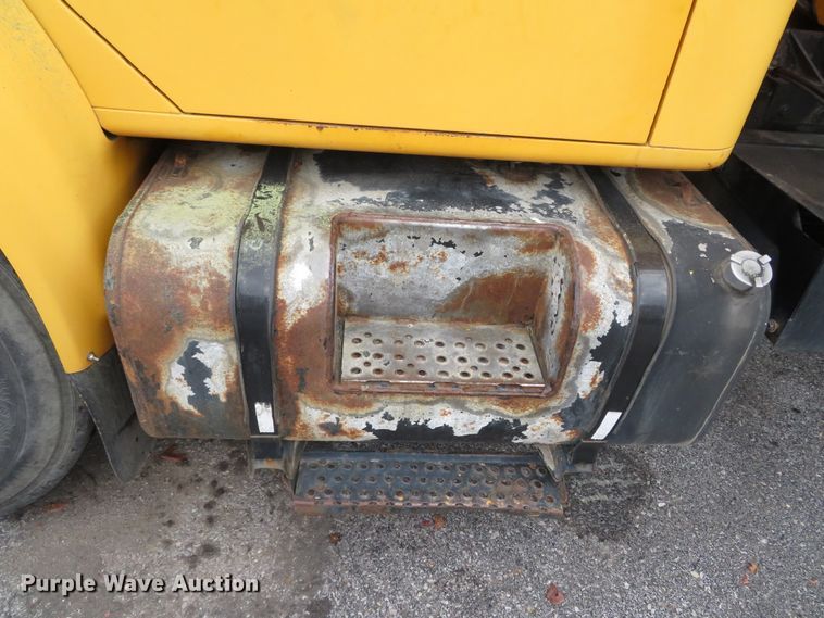 image for item DH0522 2002 International 4900  dump truck