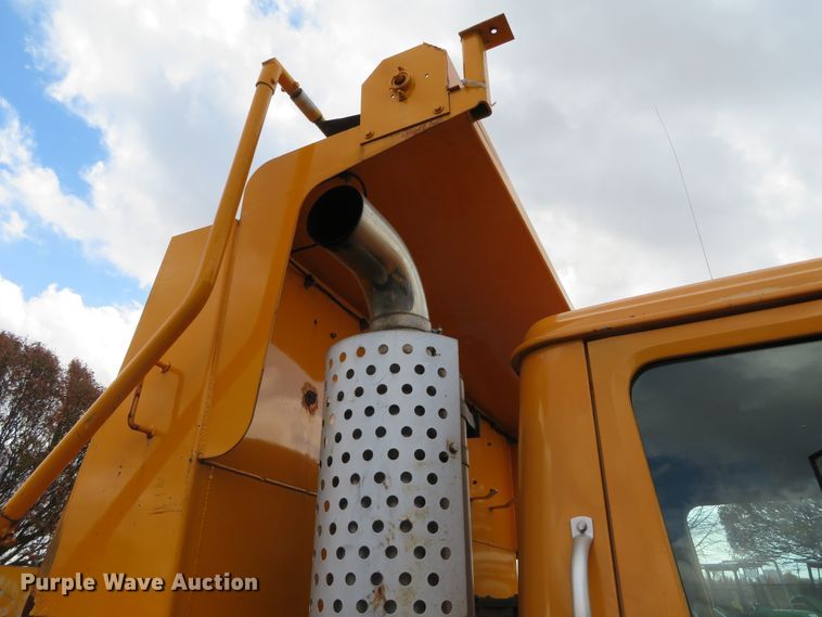 image for item DH0522 2002 International 4900  dump truck