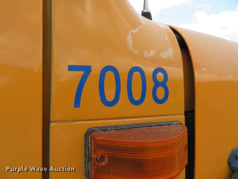 image for item DH0522 2002 International 4900  dump truck