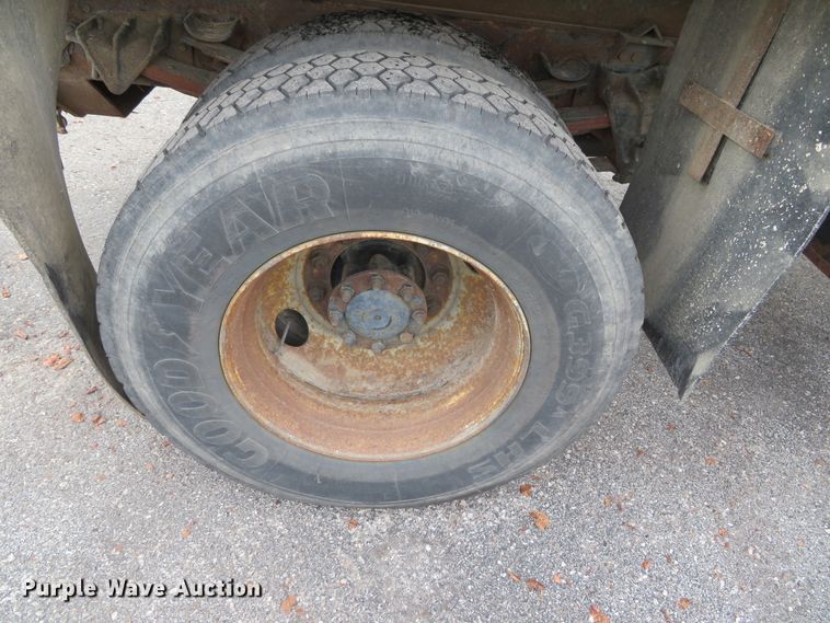 image for item DH0522 2002 International 4900  dump truck