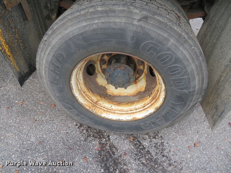 image for item DH0522 2002 International 4900  dump truck