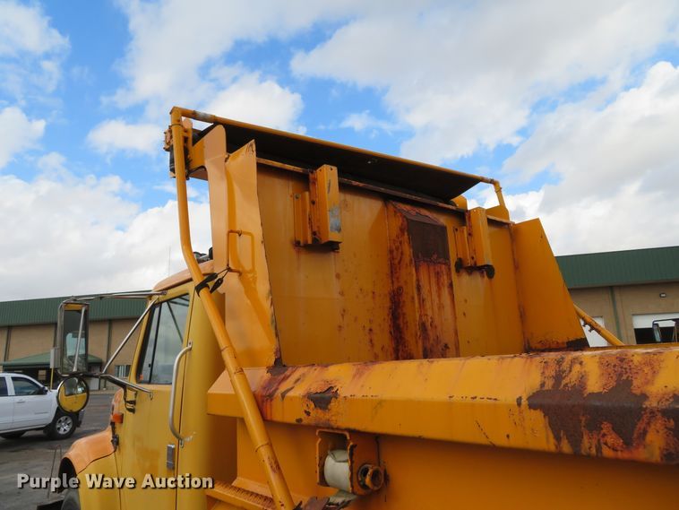 image for item DH0522 2002 International 4900  dump truck