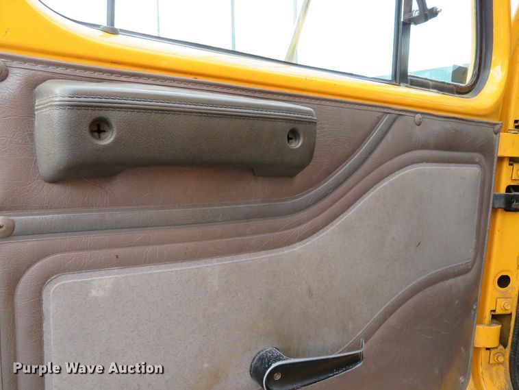 image for item DH0522 2002 International 4900  dump truck