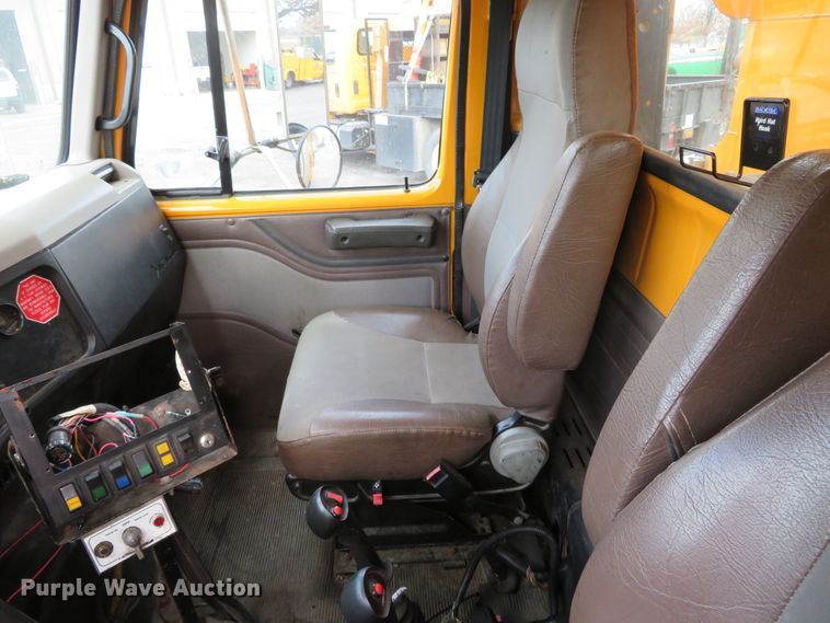 image for item DH0522 2002 International 4900  dump truck