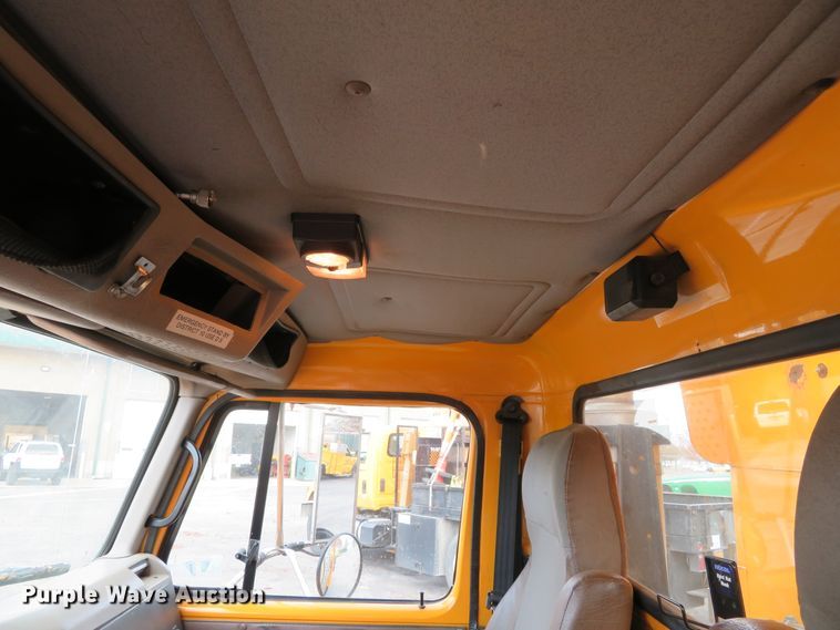 image for item DH0522 2002 International 4900  dump truck