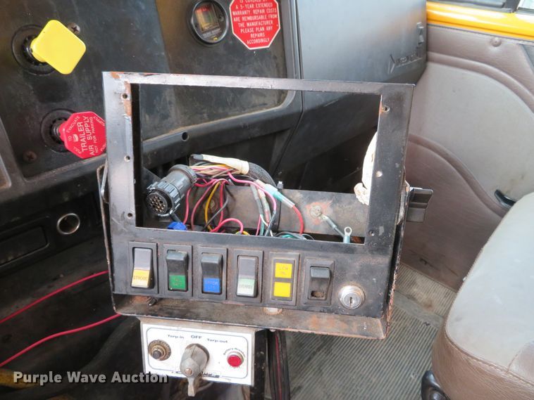 image for item DH0522 2002 International 4900  dump truck