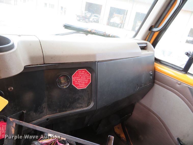 image for item DH0522 2002 International 4900  dump truck