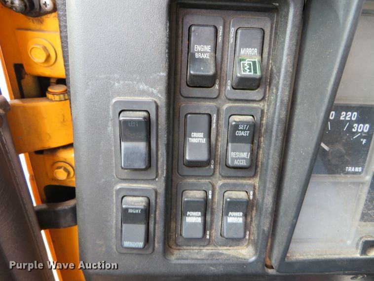 image for item DH0522 2002 International 4900  dump truck