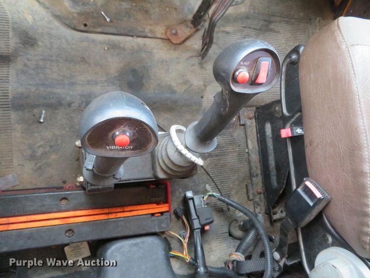 image for item DH0522 2002 International 4900  dump truck