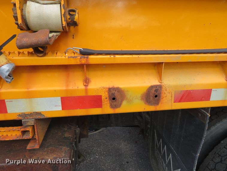 image for item DH0522 2002 International 4900  dump truck