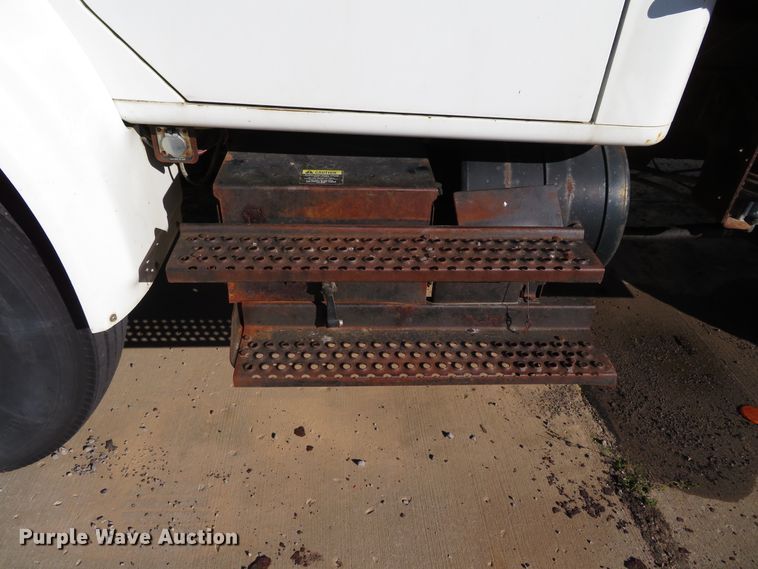 image for item DH0526 2000 International 4900  dump truck