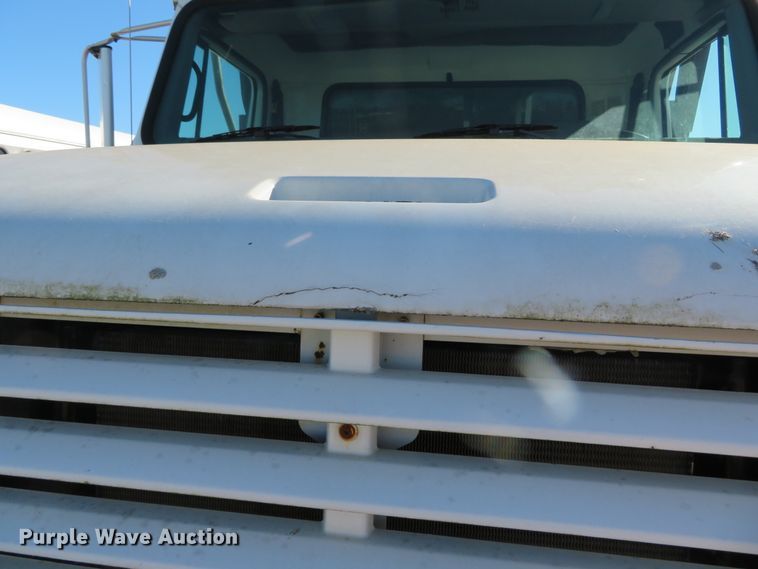 image for item DH0526 2000 International 4900  dump truck