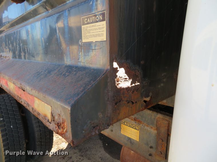 image for item DH0526 2000 International 4900  dump truck