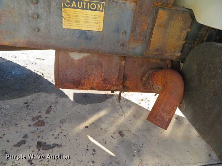 image for item DH0526 2000 International 4900  dump truck