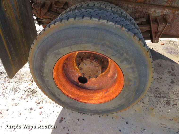 image for item DH0526 2000 International 4900  dump truck