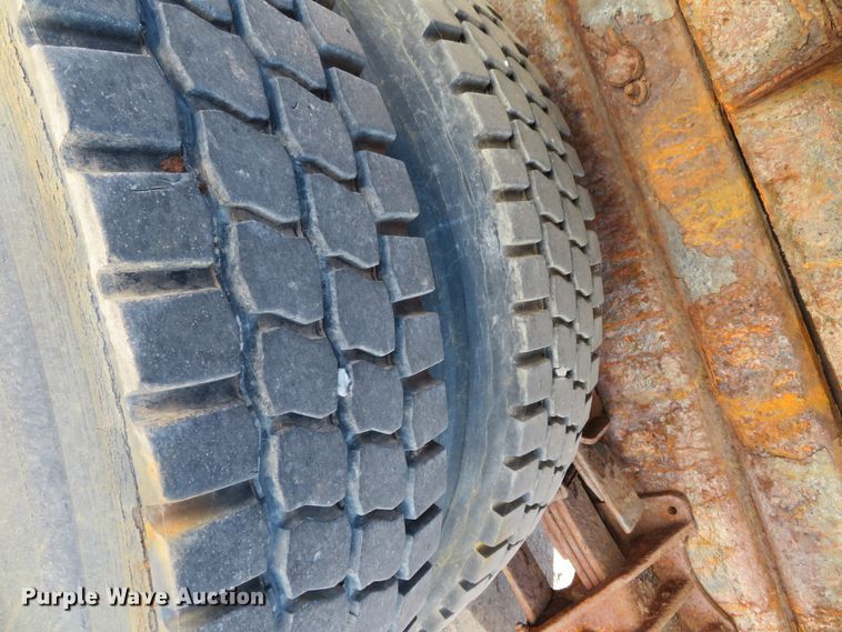 image for item DH0526 2000 International 4900  dump truck