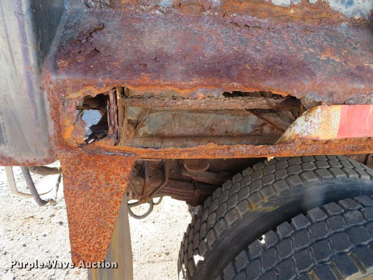 image for item DH0526 2000 International 4900  dump truck