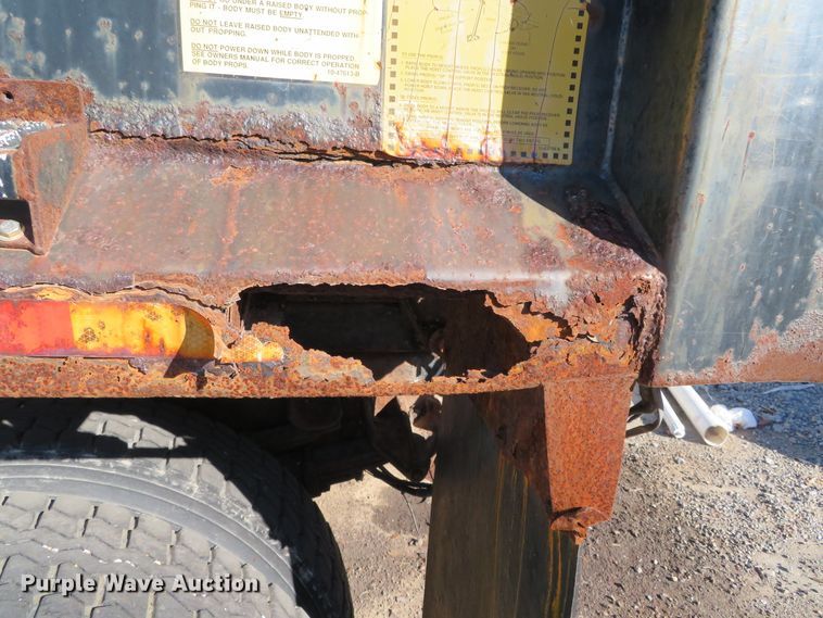 image for item DH0526 2000 International 4900  dump truck