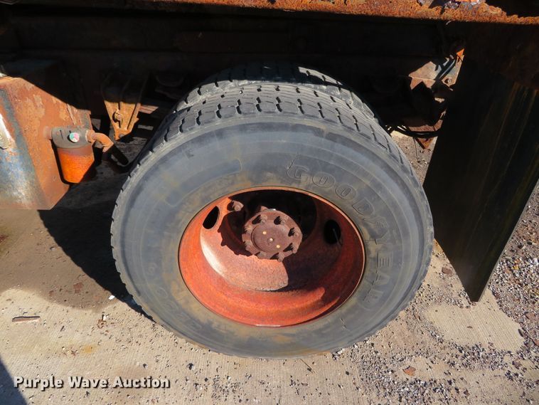 image for item DH0526 2000 International 4900  dump truck