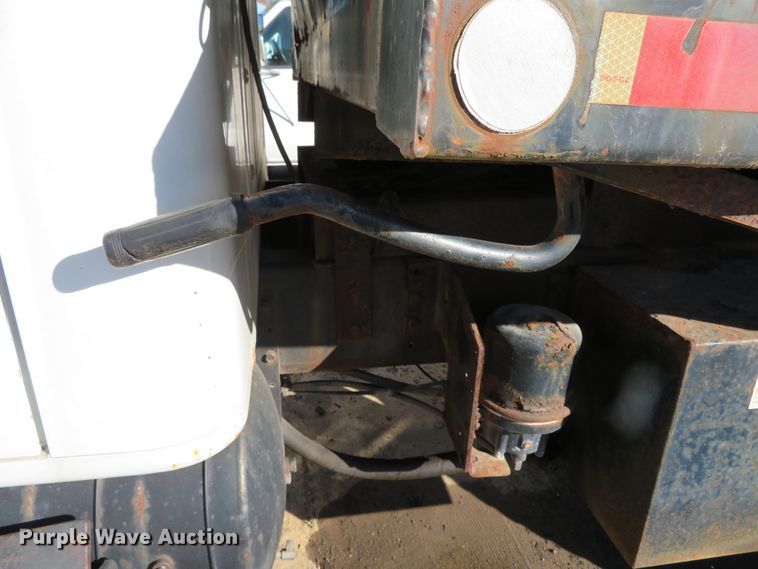 image for item DH0526 2000 International 4900  dump truck