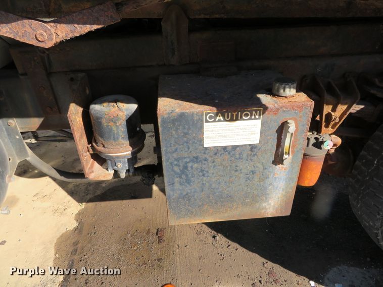 image for item DH0526 2000 International 4900  dump truck