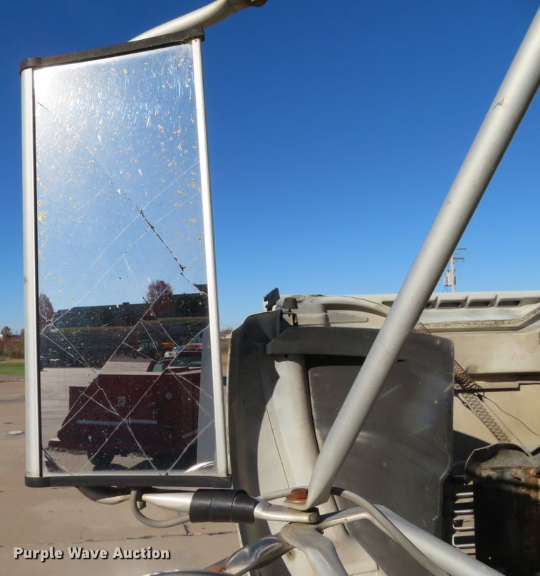 image for item DH0526 2000 International 4900  dump truck