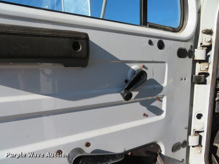 image for item DH0526 2000 International 4900  dump truck