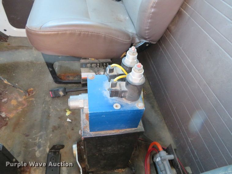 image for item DH0526 2000 International 4900  dump truck