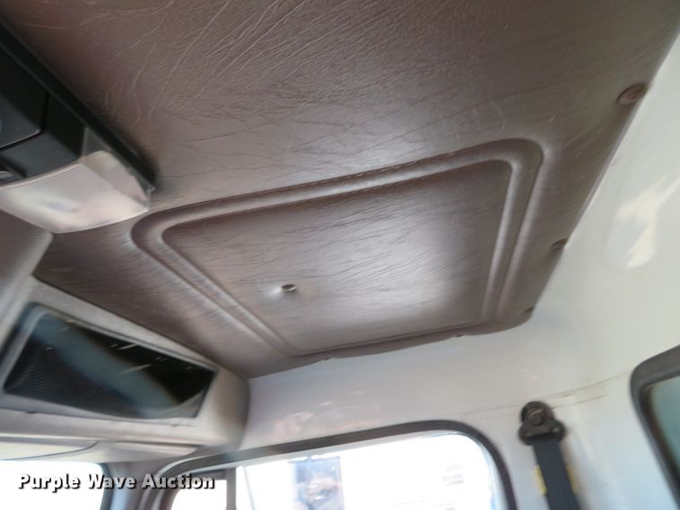 image for item DH0526 2000 International 4900  dump truck