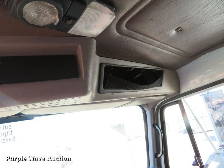 image for item DH0526 2000 International 4900  dump truck