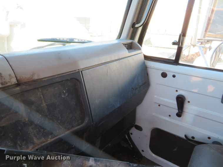 image for item DH0526 2000 International 4900  dump truck